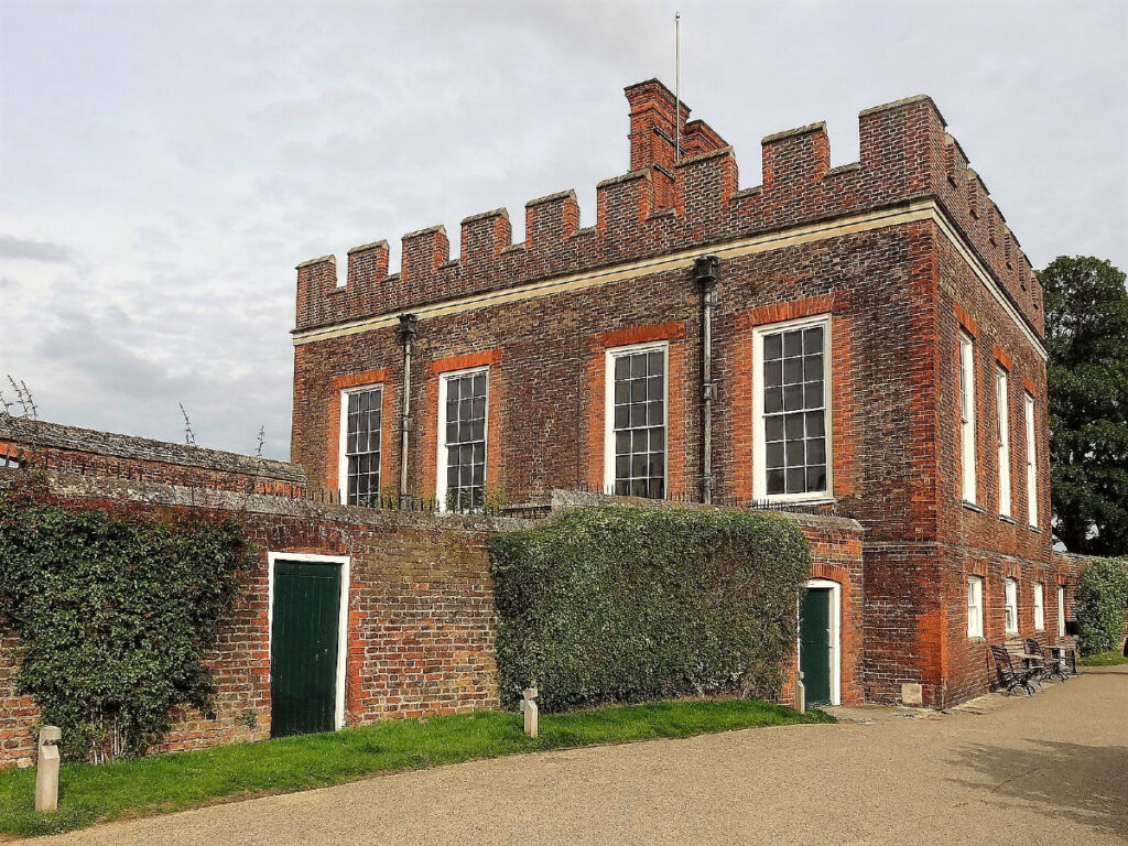 8. Banqueting_House,_Hampton_Court_Palace resized