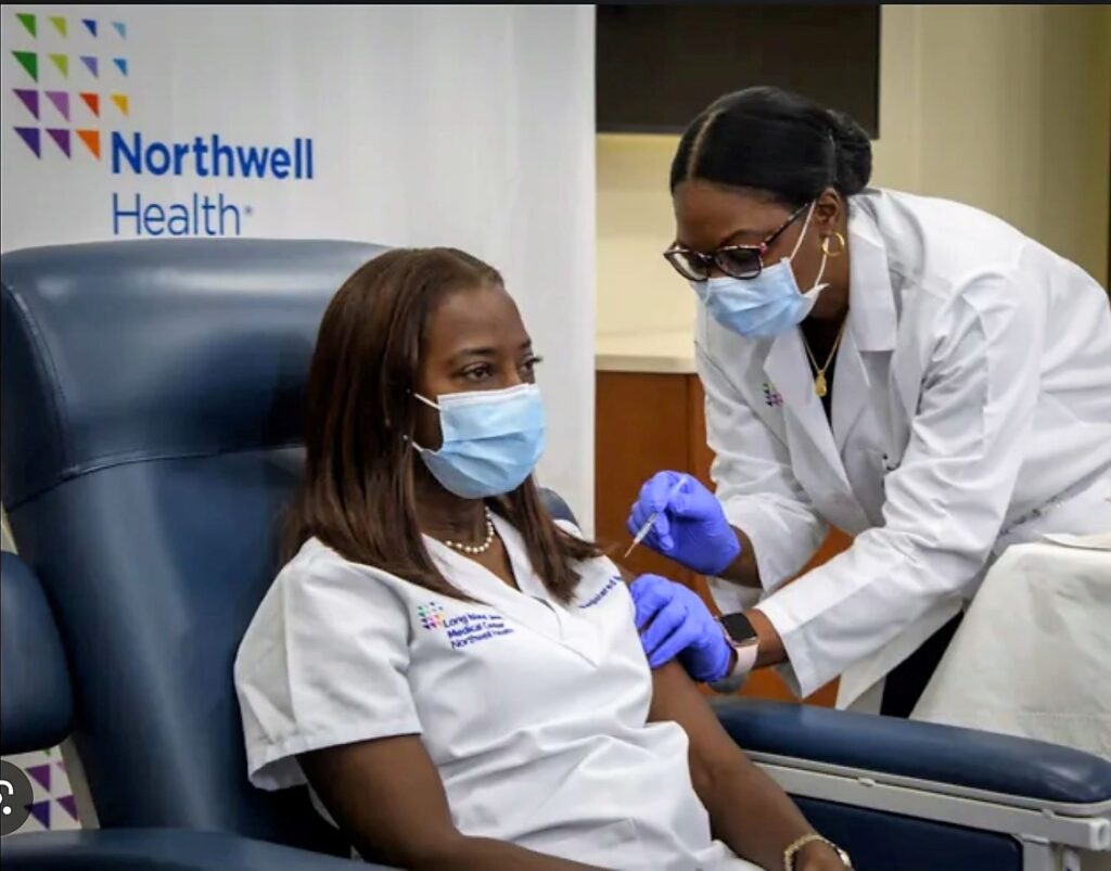 photo of Sandra Lindsay receiving first COVID vaccine in history