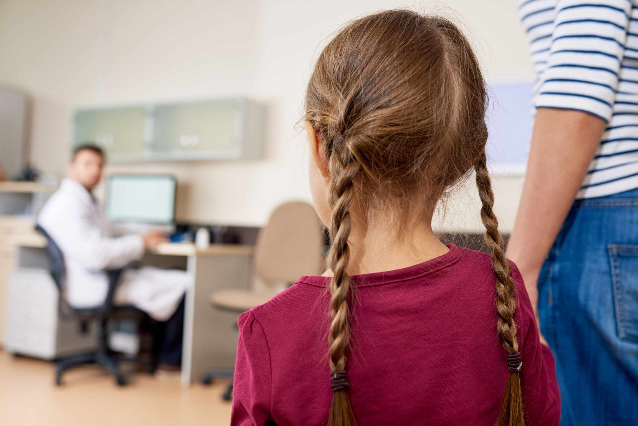 郡全体で学齢期の子供たちの間で胃ウイルス感染者が増加