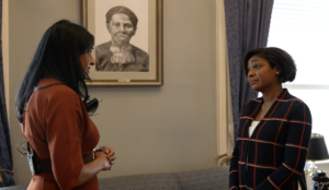 लेफ्टिनेंट गवर्नर अरुणा मिलर फरवरी 2026 में मैरीलैंड स्टेट हाउस में मार्केट शेपर्ड से बात करते हुए।